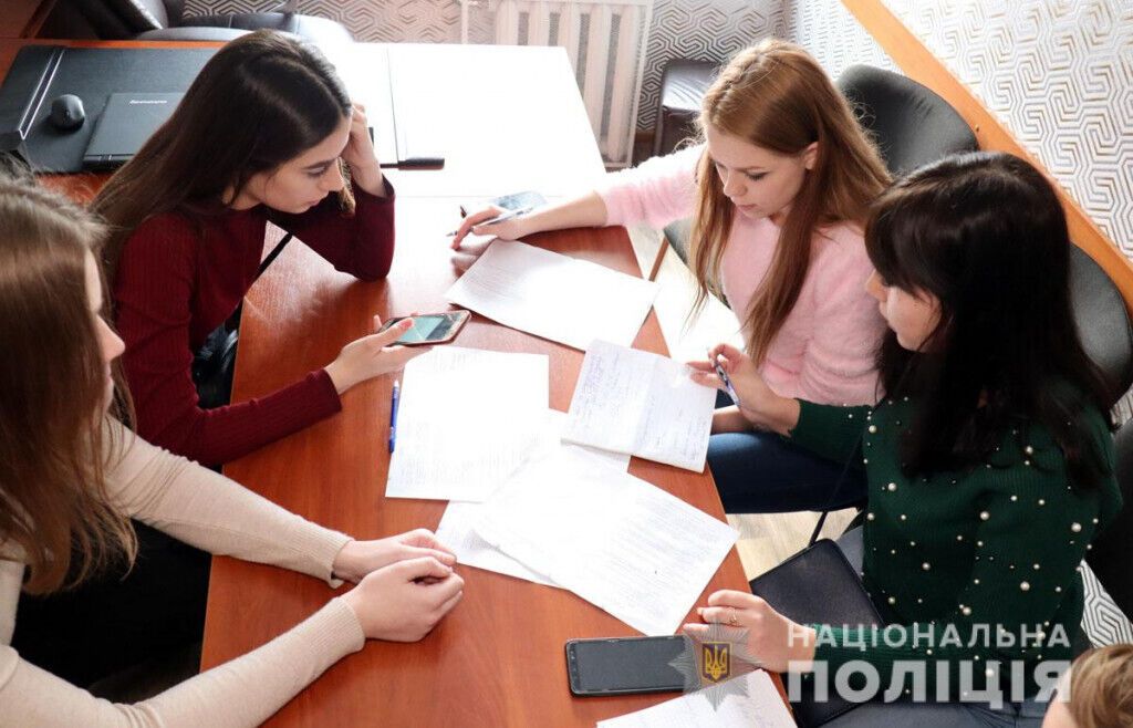 Маріупольські школярі вчилися розслідувати злочини під час детективного квесту (ВІДЕО)