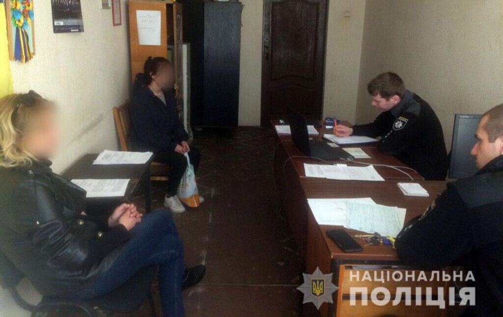 Поліцейські Добропілля повернули додому неповнолітніх сестер-втікачок