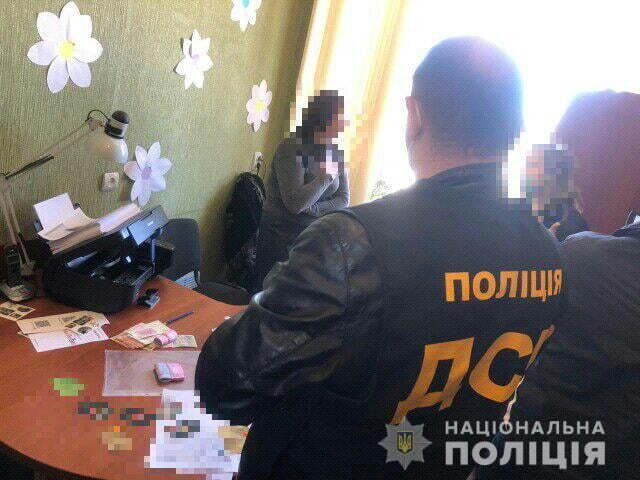 Директора районного центру соціальних служб однієї РДА в Луганській області викрито у хабарництві
