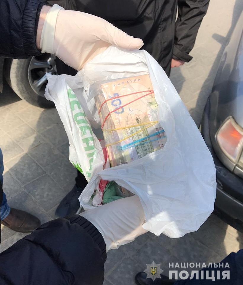 На Львівщині поліцейські затримали двох осіб за вимагання з підприємця 208 тисяч гривень «відкату»