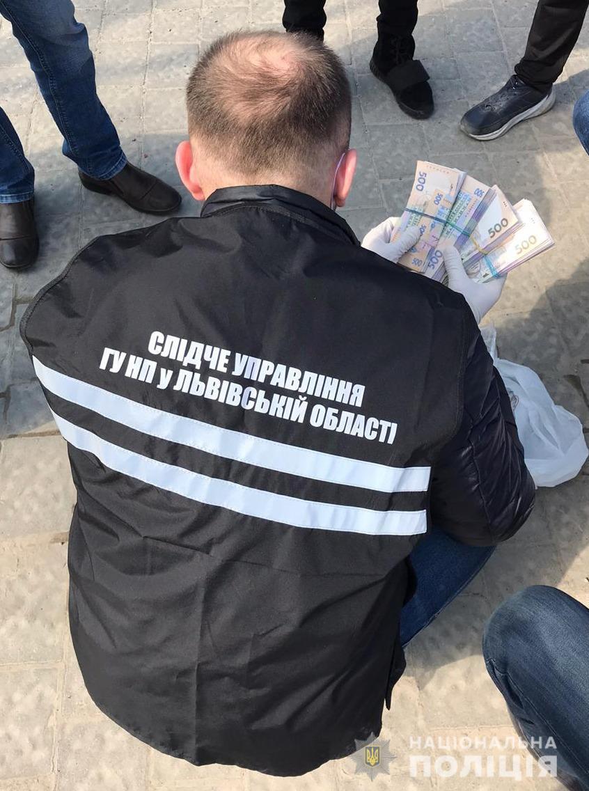 На Львівщині поліцейські затримали двох осіб за вимагання з підприємця 208 тисяч гривень «відкату»