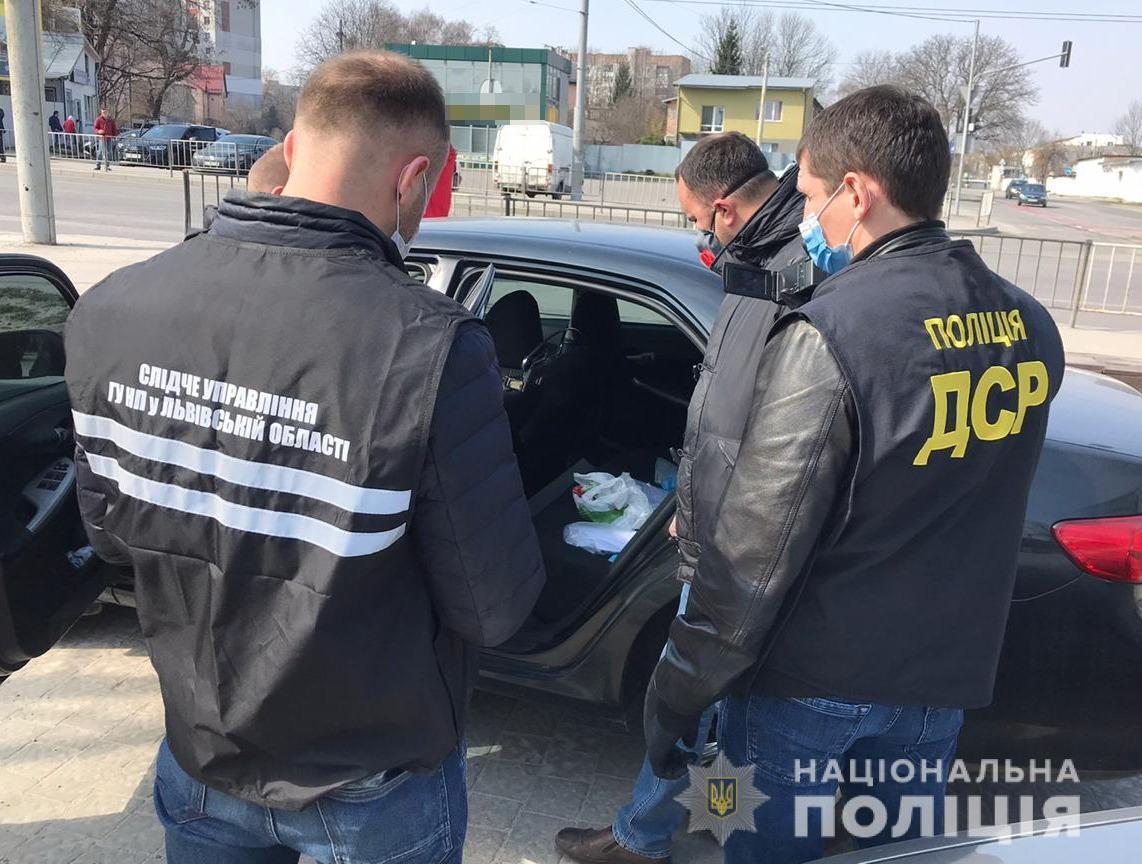 На Львівщині поліцейські затримали двох осіб за вимагання з підприємця 208 тисяч гривень «відкату»