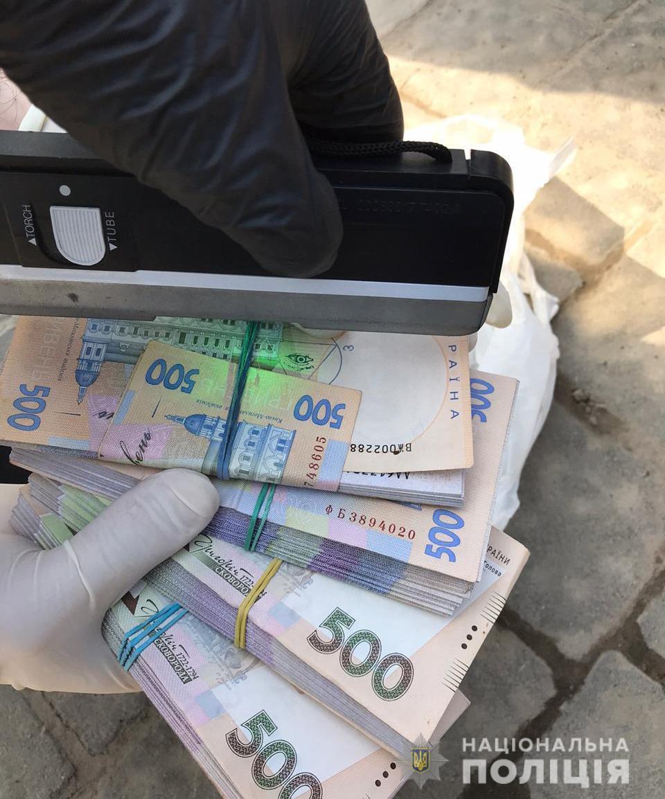 На Львівщині поліцейські затримали двох осіб за вимагання з підприємця 208 тисяч гривень «відкату»