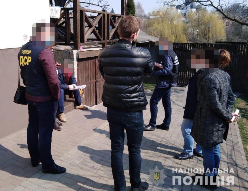 На Львівщині поліцейські затримали двох осіб за вимагання з підприємця 208 тисяч гривень «відкату»