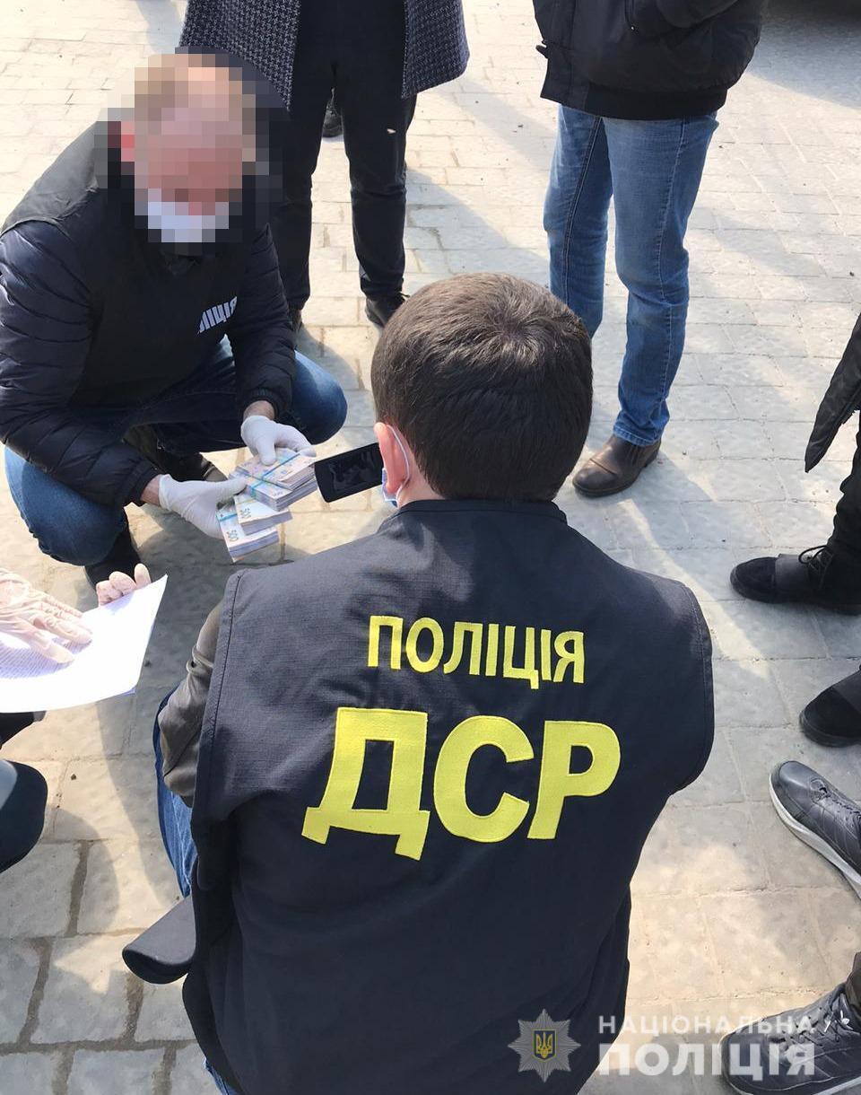 На Львівщині поліцейські затримали двох осіб за вимагання з підприємця 208 тисяч гривень «відкату»
