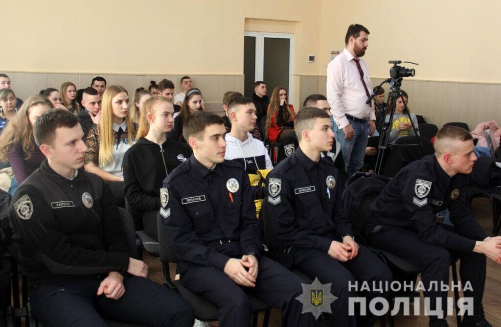Маріупольські школярі вчилися розслідувати злочини під час детективного квесту (ВІДЕО)