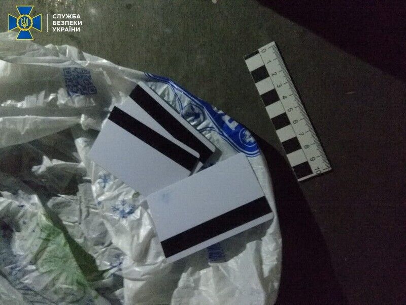 На Харківщині СБУ блокувала діяльність угруповання, яке за координацією громадянина РФ викрадало гроші з банківських карток