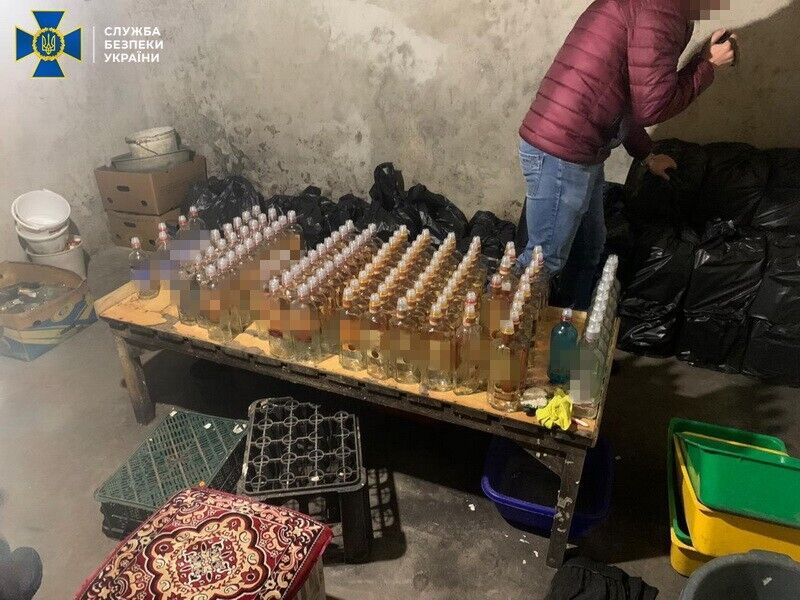 СБУ блокувала масштабну фальсифікацію та збут у різних регіонах України контрафактної алкогольної продукції (відео)