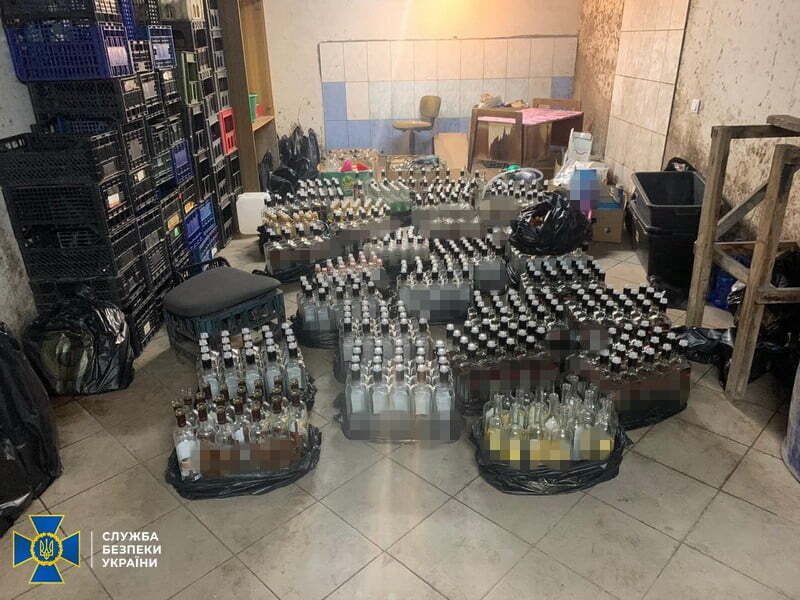 СБУ блокувала масштабну фальсифікацію та збут у різних регіонах України контрафактної алкогольної продукції (відео)