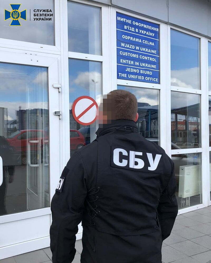 СБУ затримала інспекторку Галицької митниці на систематичних хабарах