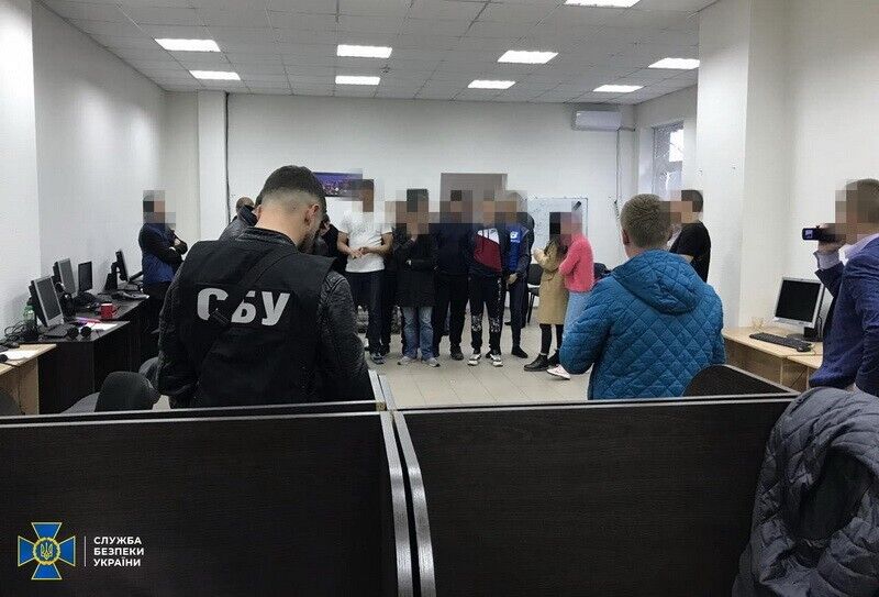 У Запоріжжі СБУ викрила угруповання хакерів на викраденні коштів із банківських рахунків