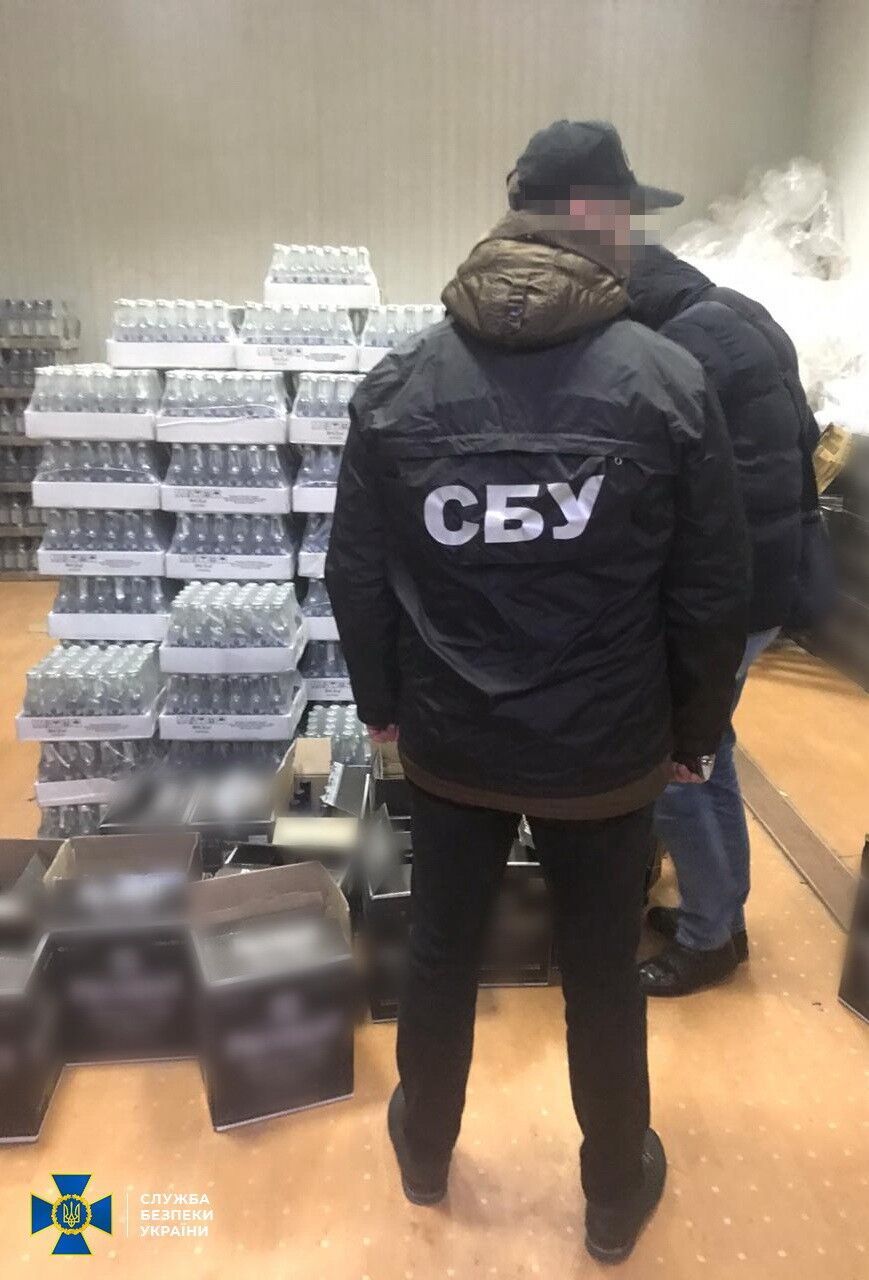 На Львівщині СБУ блокувала масштабний механізм реалізації алкоголю з підробленими акцизними марками (відео)