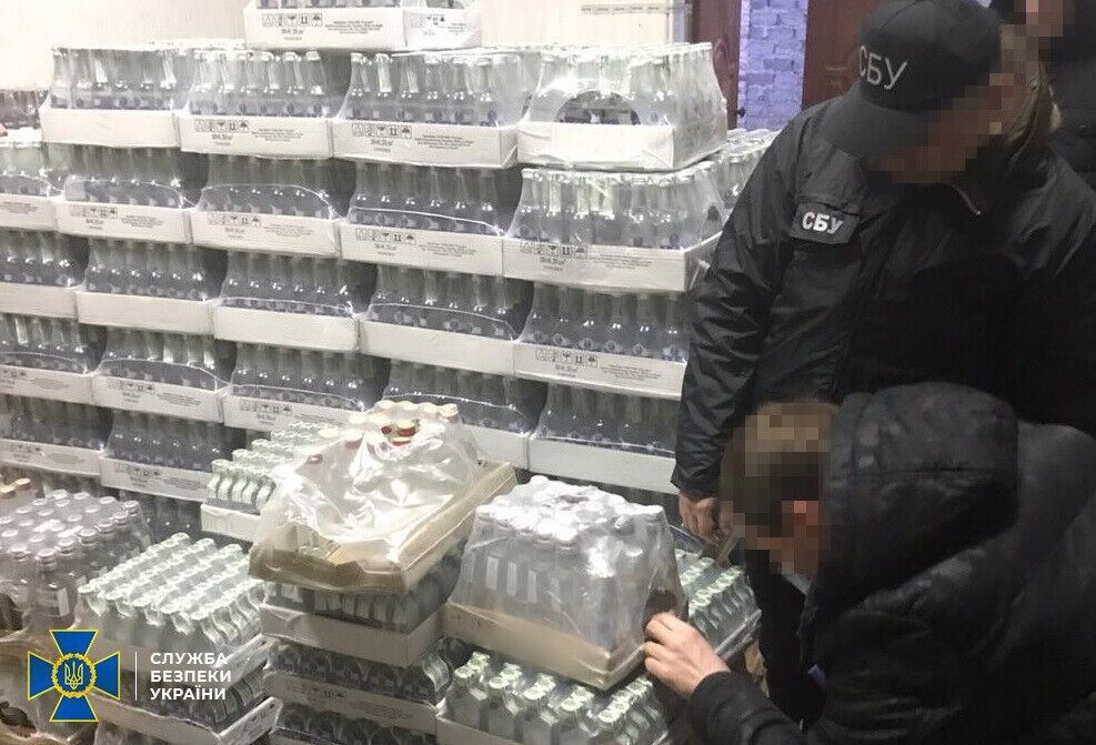 На Львівщині СБУ блокувала масштабний механізм реалізації алкоголю з підробленими акцизними марками (відео)