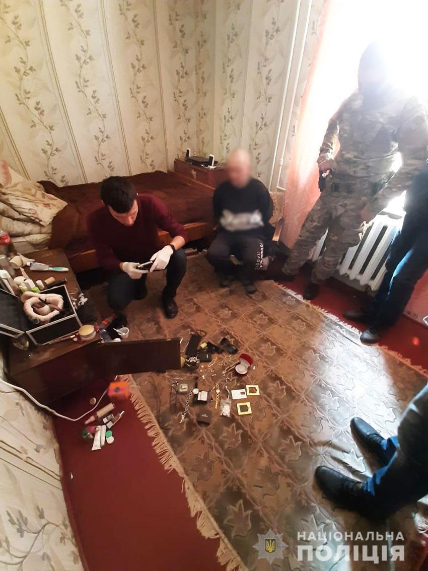 На Чернігівщині поліція затримала групу квартирних злодіїв-''гастролерів''