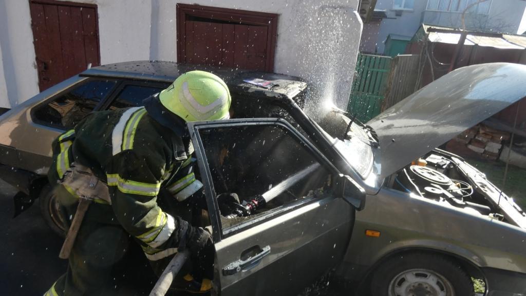 Черкаська область: рятувальники ліквідували пожежу автомобіля (ВІДЕО)
