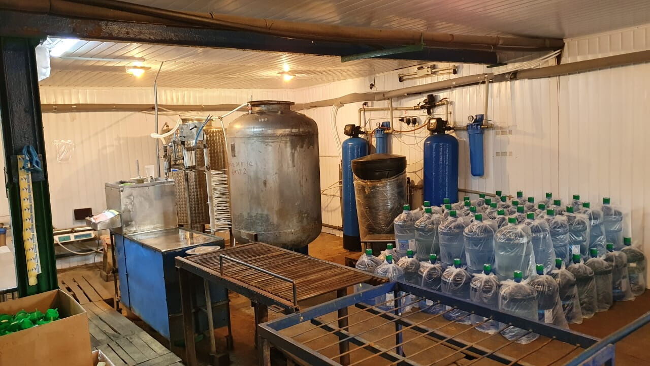 На Сумщині припинено діяльність підпільного заводу, на якому вилучено близько 14 тис л питної води (ФОТО)