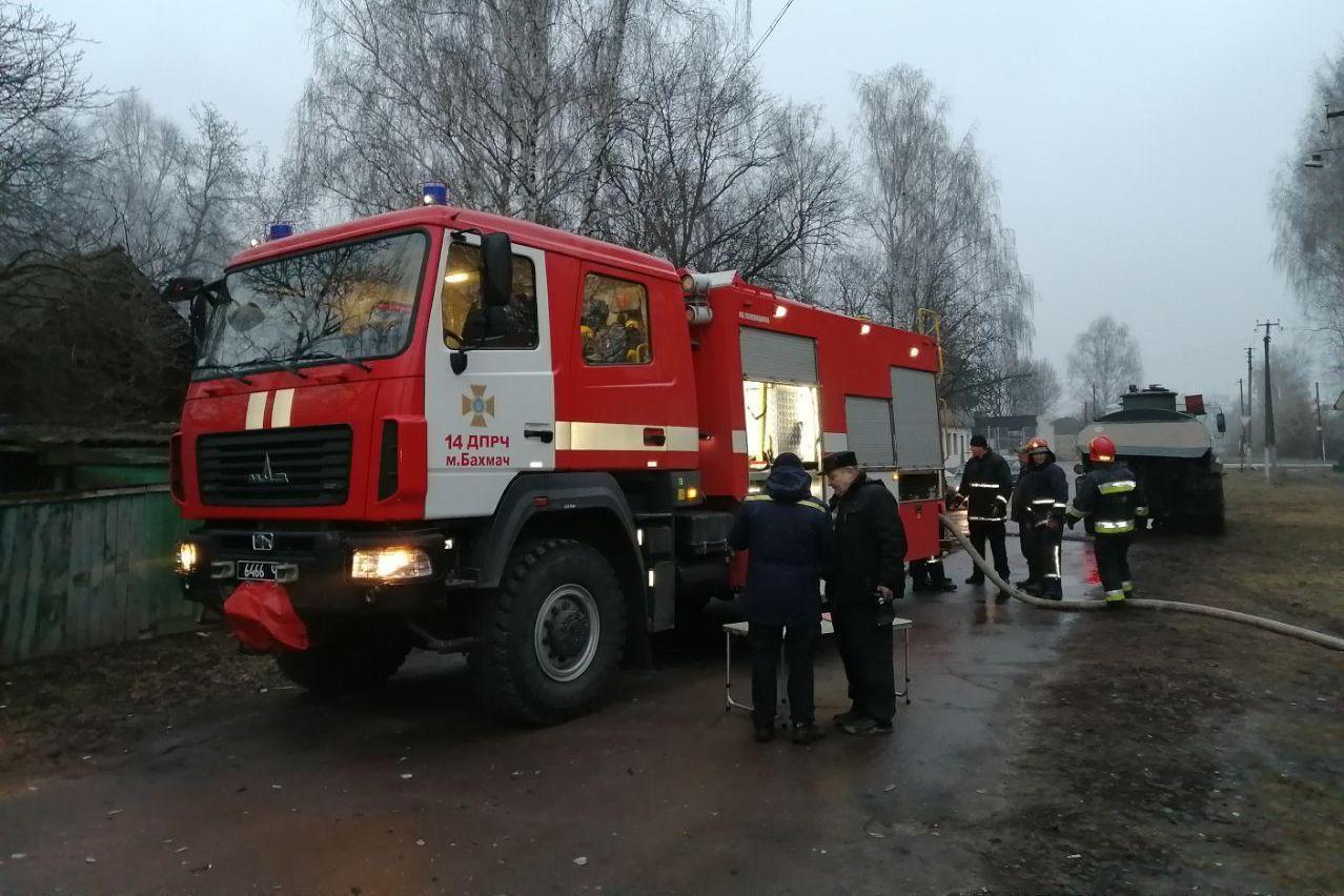 Чернігівська область: рятувальники ліквідували пожежу в навчально-виховному комплексі