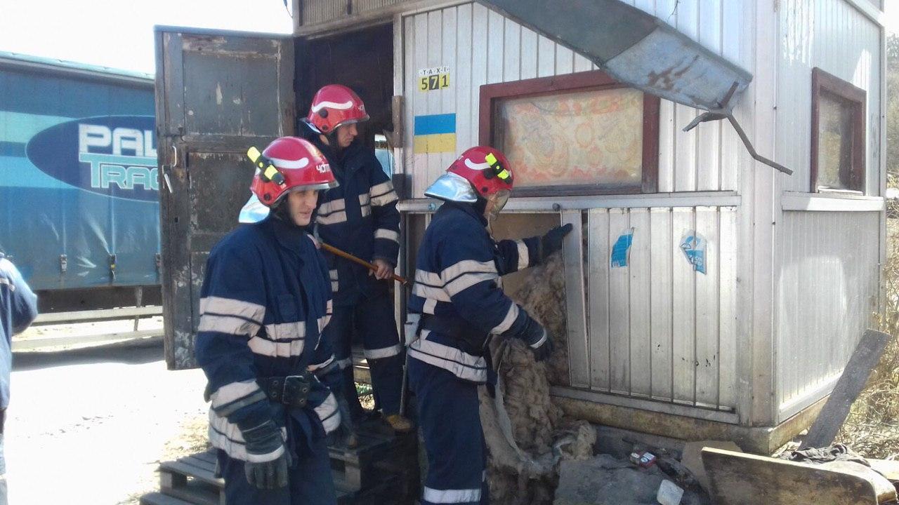 м. Київ: рятувальники деблокували та допомогли транспортувати важкохворого чоловіка із зайвою вагою тіла