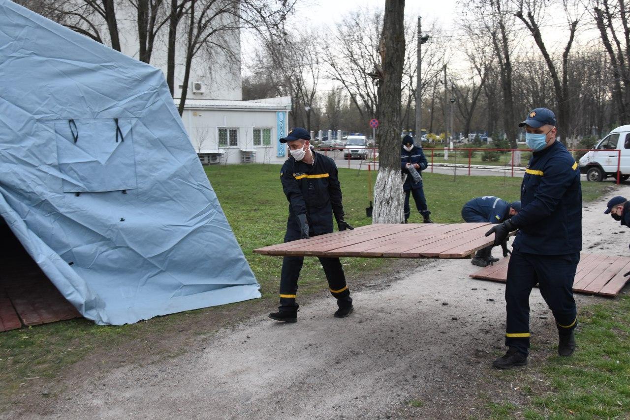 В усіх областях України рятувальники облаштували тимчасові пункти прийому хворих на COVID-19