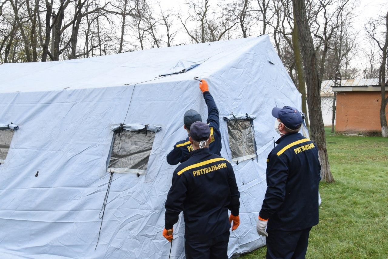 В усіх областях України рятувальники облаштували тимчасові пункти прийому хворих на COVID-19