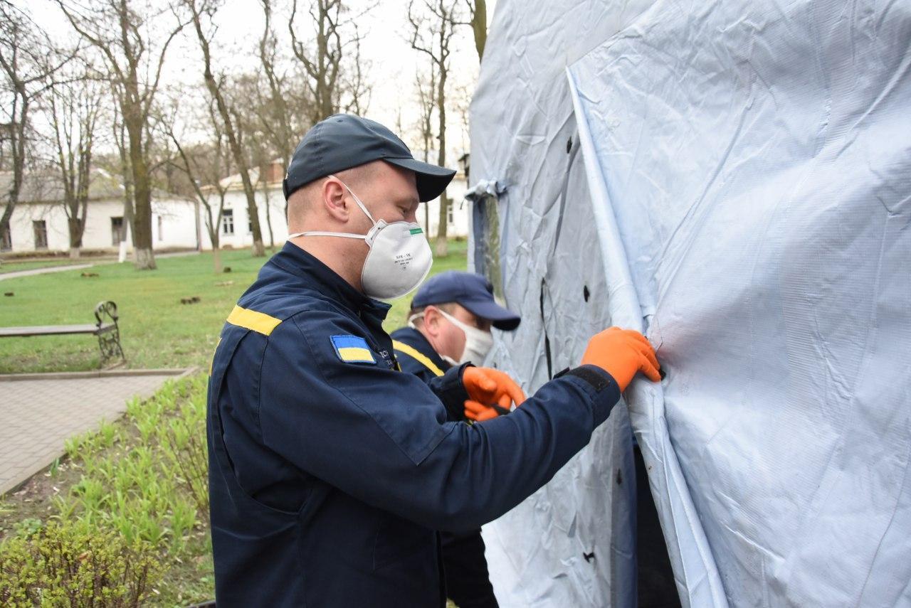 В усіх областях України рятувальники облаштували тимчасові пункти прийому хворих на COVID-19