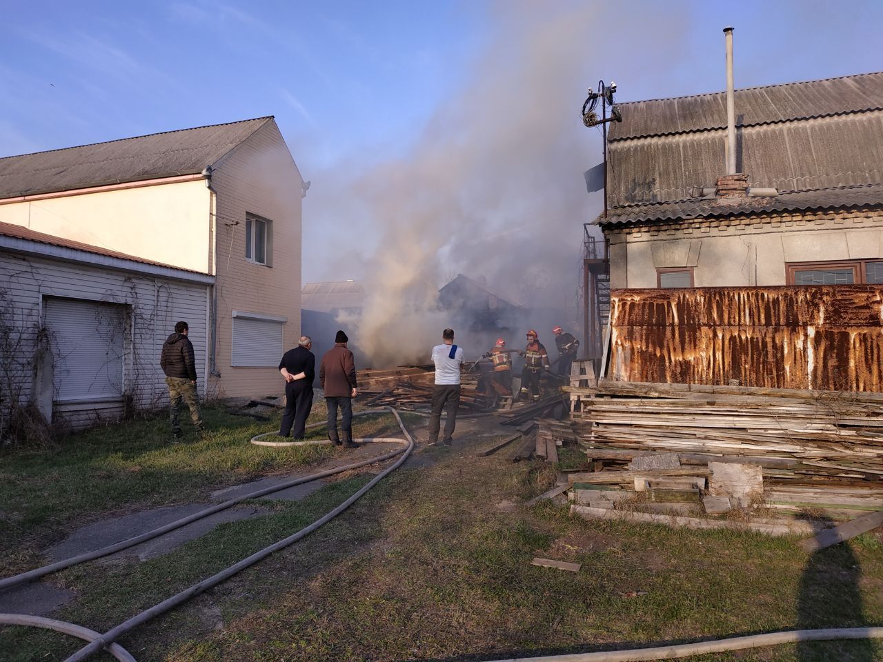 м. Київ: рятувальники ліквідували пожежу на території приватного сектору