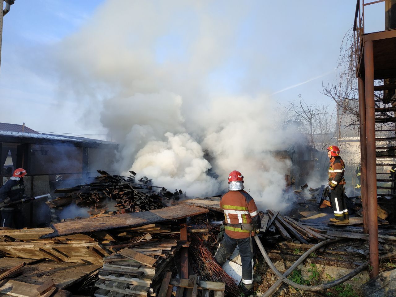 м. Київ: рятувальники ліквідували пожежу на території приватного сектору