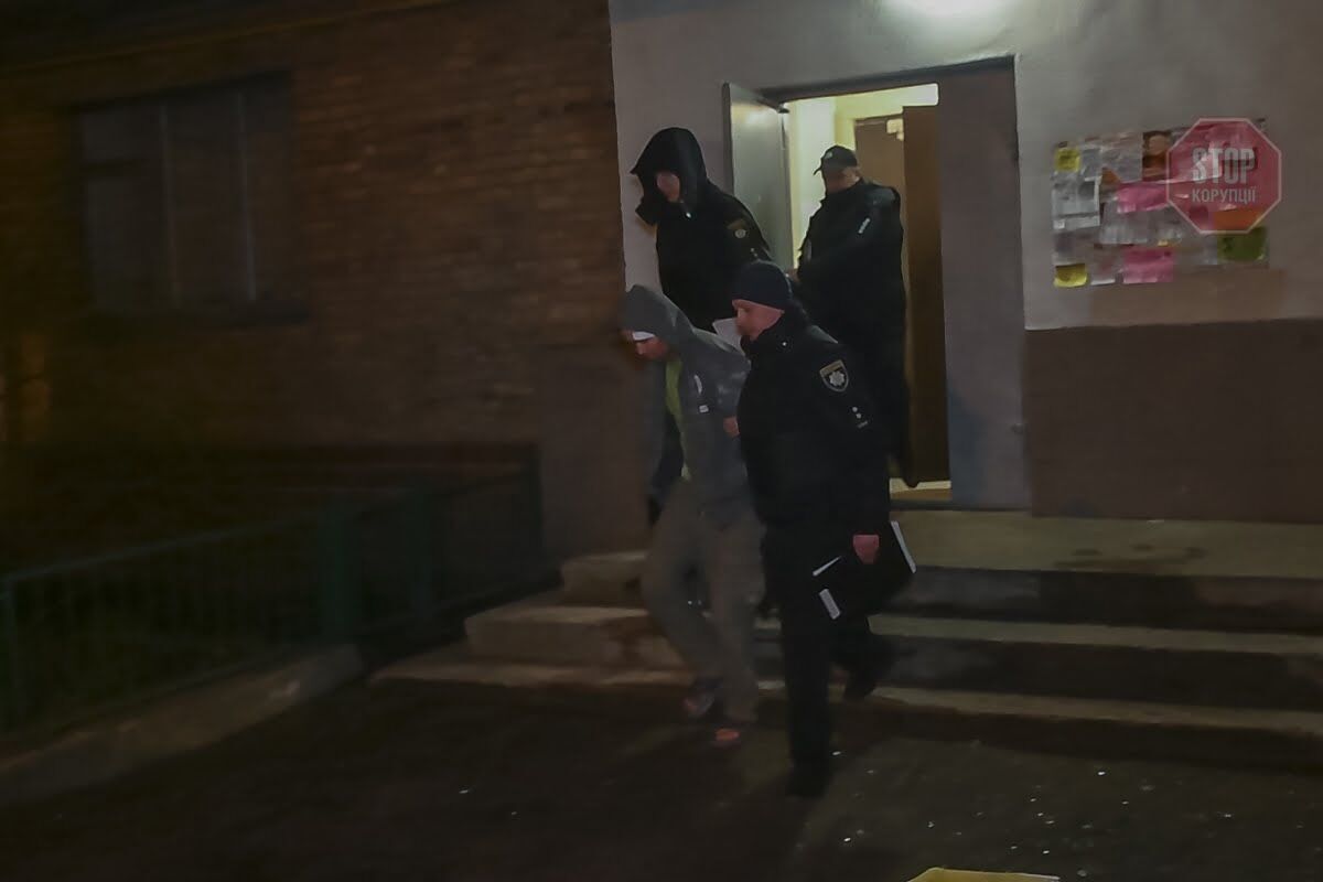 У столиці чоловік погрожував підірвати будинок та розгромив під'їзд (фото, відео)