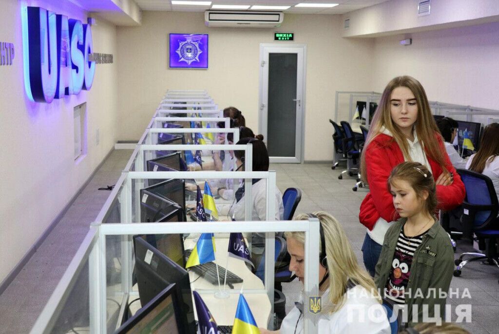 На екскурсію до обласного управління поліції завітали учні волноваської школи