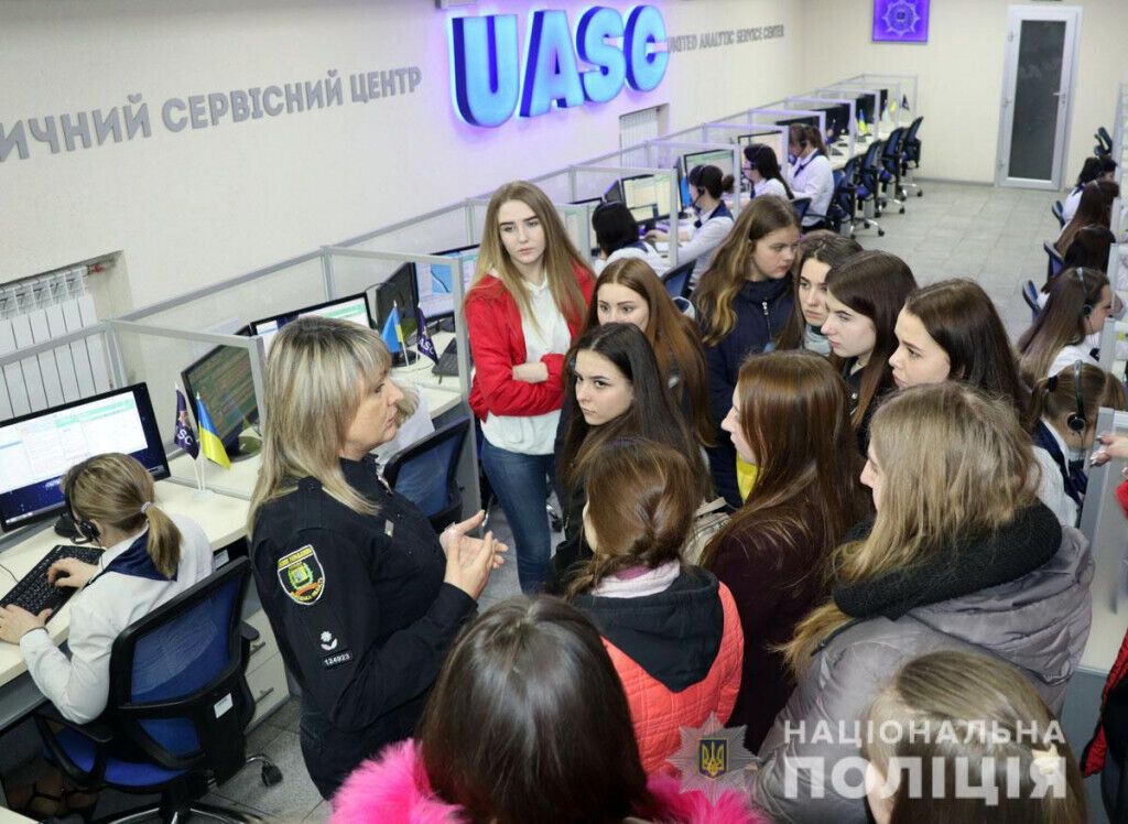 На екскурсію до обласного управління поліції завітали учні волноваської школи