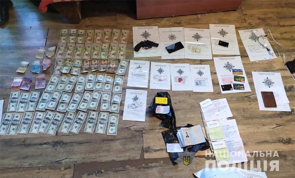 Поліція затримала підозрюваних у розбійному нападі на пункт обміну валюти у Полтаві