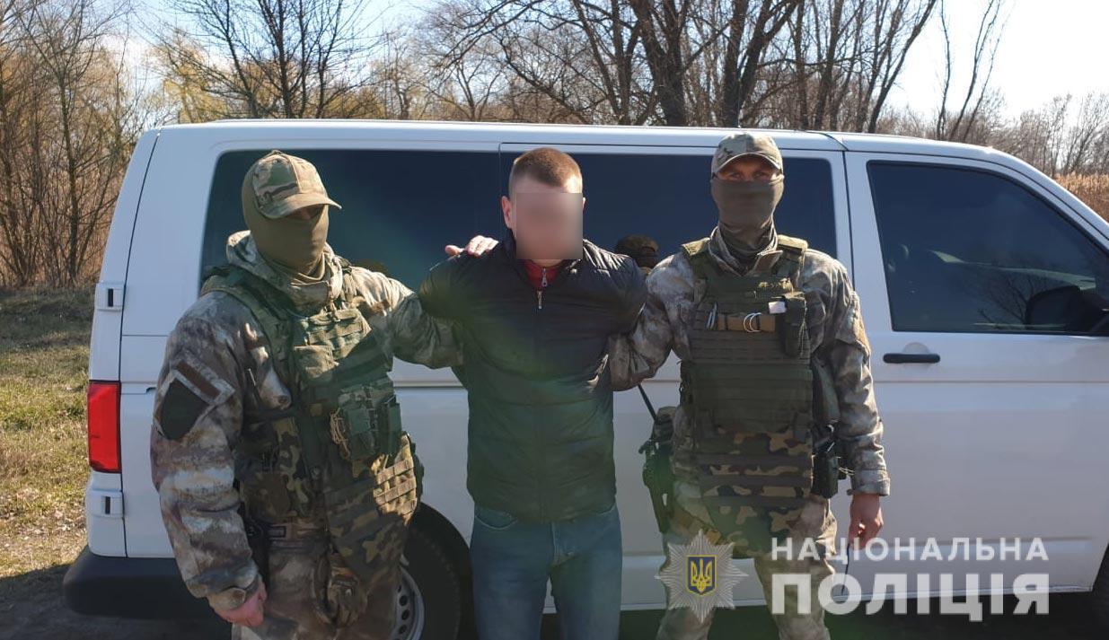 Поліція затримала підозрюваних у розбійному нападі на пункт обміну валюти у Полтаві