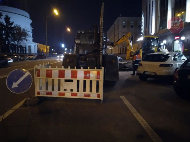 У центрі Києва знову прорвало трубопровід (фото)