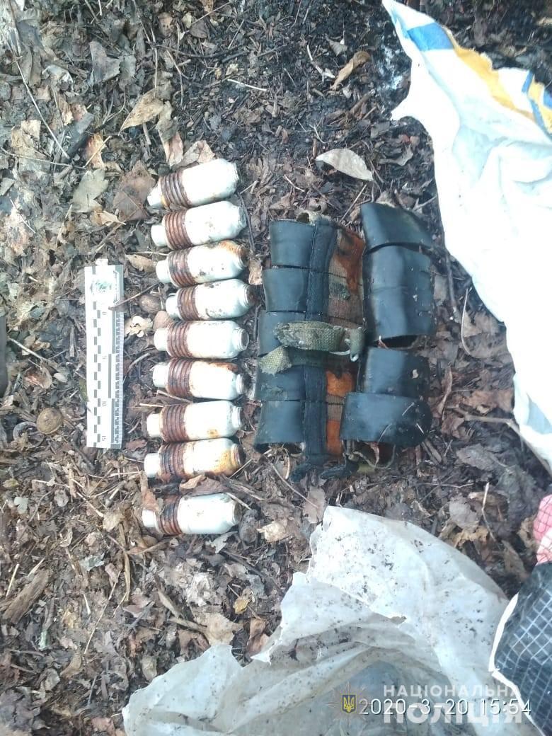 Поліцейські Луганщини виявили два схрони зі зброєю та боєприпасами