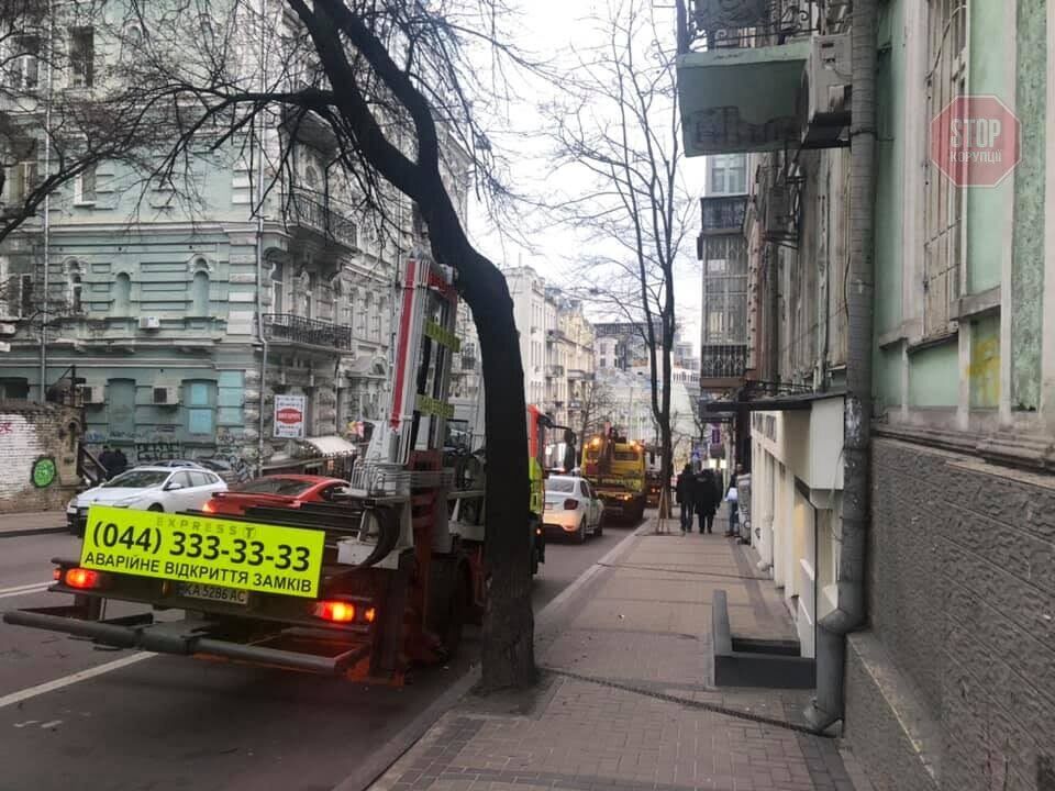 Перед штрафами всі рівні: авто міністерки Коляди евакуювали (фото)