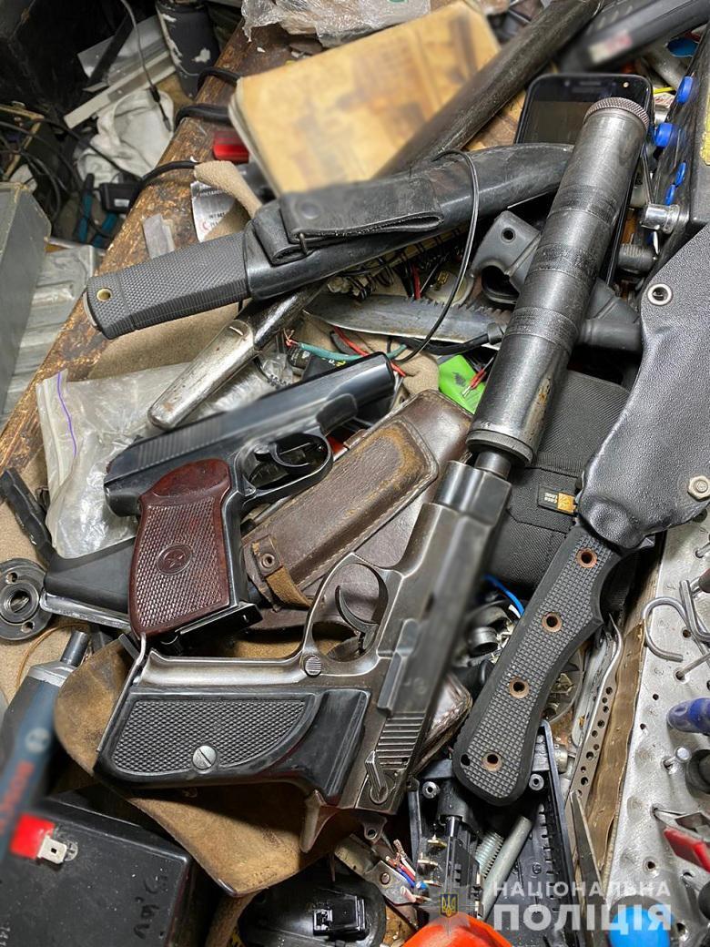 У Києві поліцейські викрили чоловіка у зберіганні зброї та боєприпасів