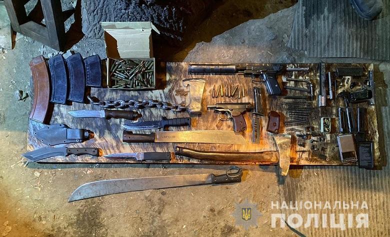 У Києві поліцейські викрили чоловіка у зберіганні зброї та боєприпасів