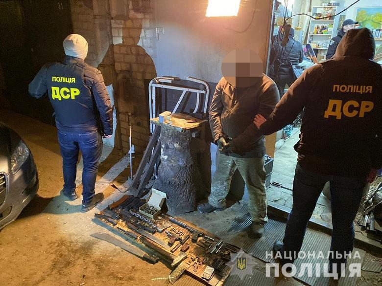 У Києві поліцейські викрили чоловіка у зберіганні зброї та боєприпасів
