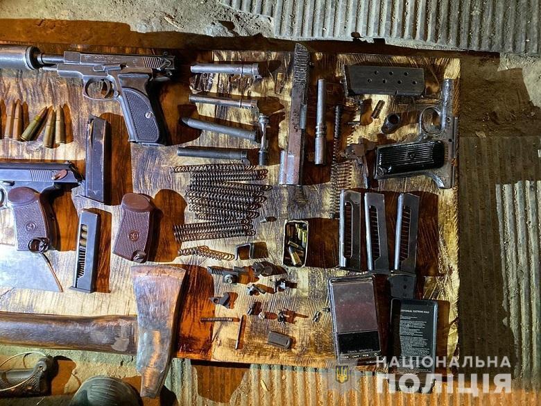 У Києві поліцейські викрили чоловіка у зберіганні зброї та боєприпасів