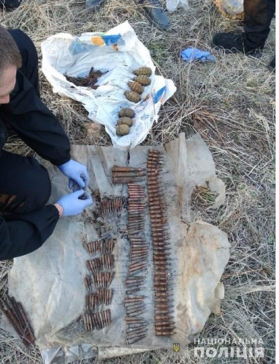 На Луганщині поліція виявила схрон із боєприпасами