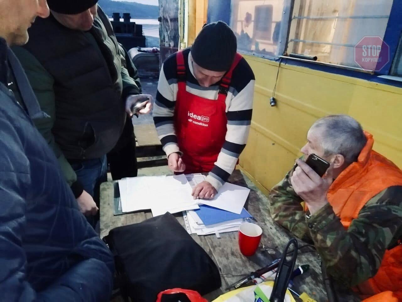  Поліція вилучає техніку. Фото: «СтопКор»
