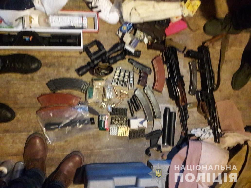 Правоохоронці Київщини під час обшуків вилучили зброю та боєприпаси