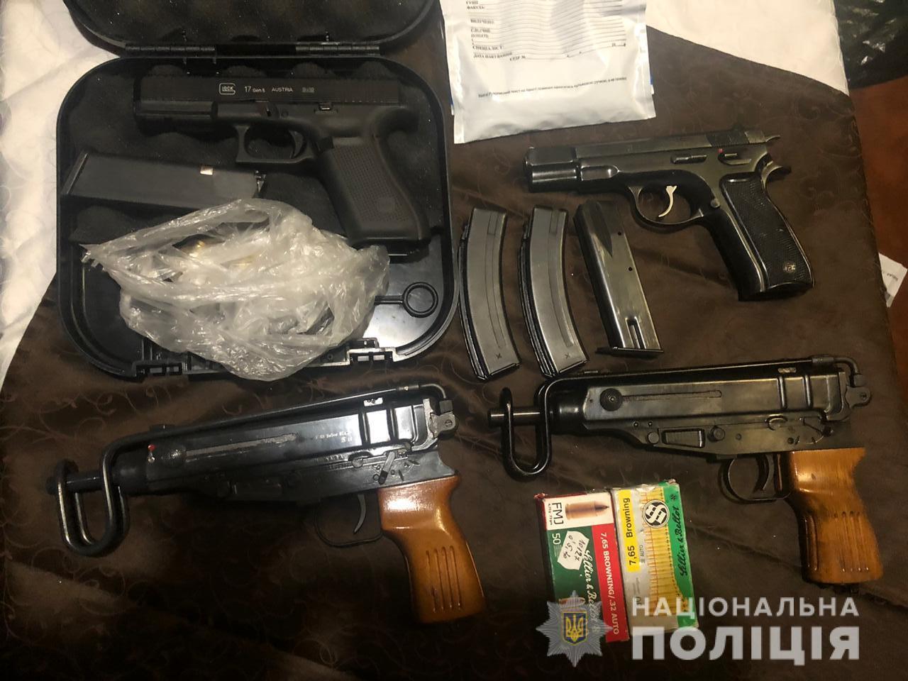 У Львові правоохоронці затримали зловмисника під час реалізації вогнепальної зброї та набоїв