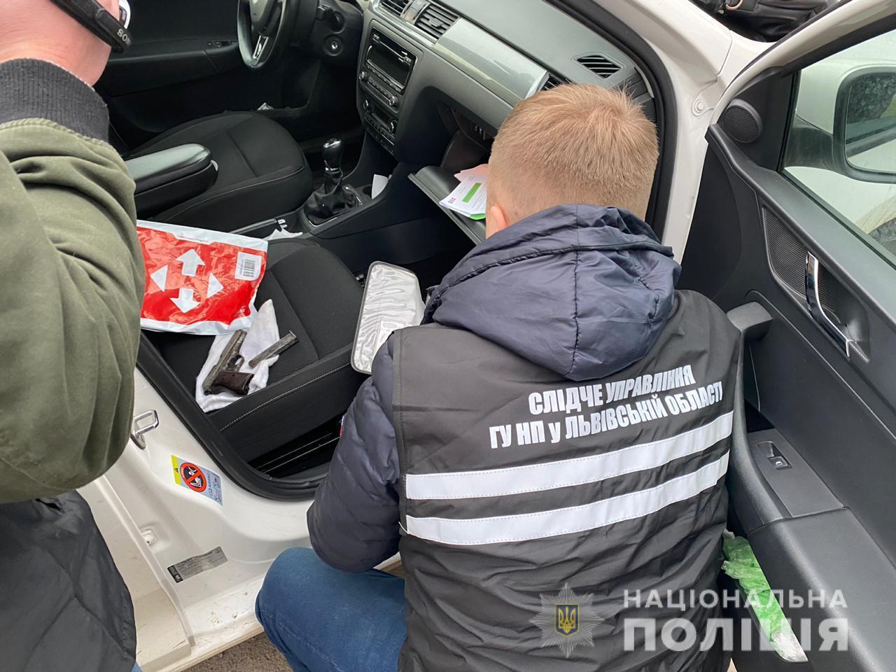 У Львові правоохоронці затримали зловмисника під час реалізації вогнепальної зброї та набоїв