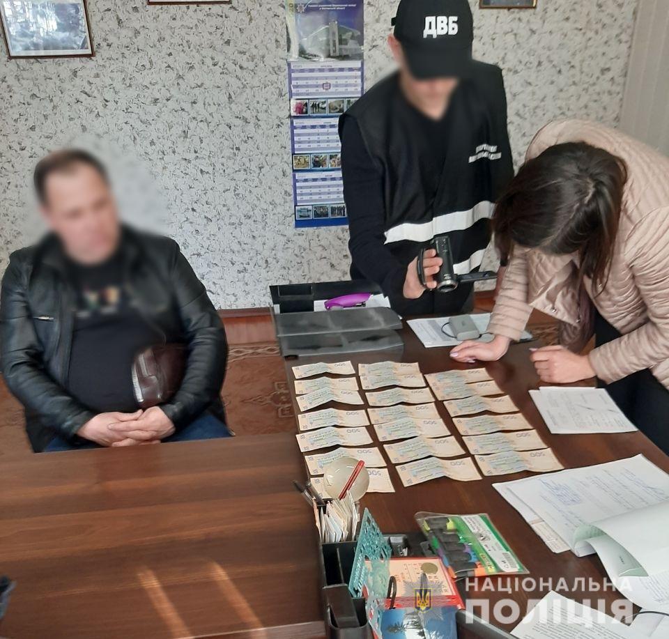 На Полтавщині внутрішня безпека Нацполіції затримала водія, який хотів підкупити начальника відділення поліції