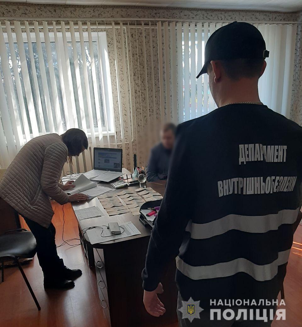 На Полтавщині внутрішня безпека Нацполіції затримала водія, який хотів підкупити начальника відділення поліції
