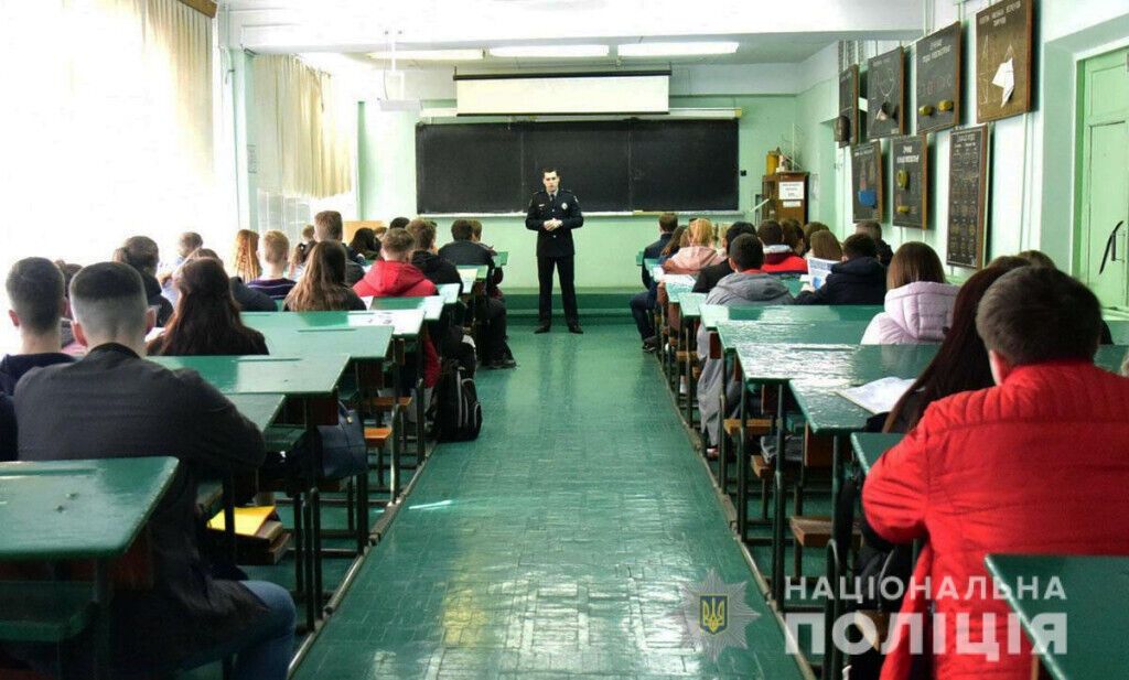 Поліцейські Донеччини не тільки захищають, а ще й навчають студентську молодь