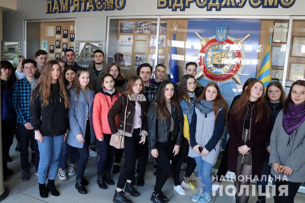 На екскурсію до обласного управління поліції завітали учні волноваської школи