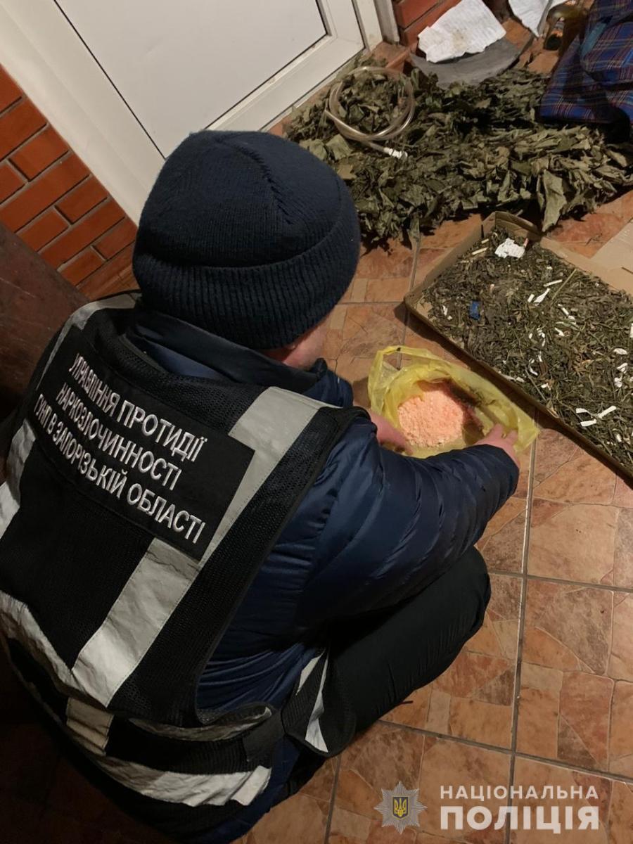 На Запоріжжі поліцейські припинили діяльність потужної нарколабораторії, в якій виготовляли метадон для збуту на території України