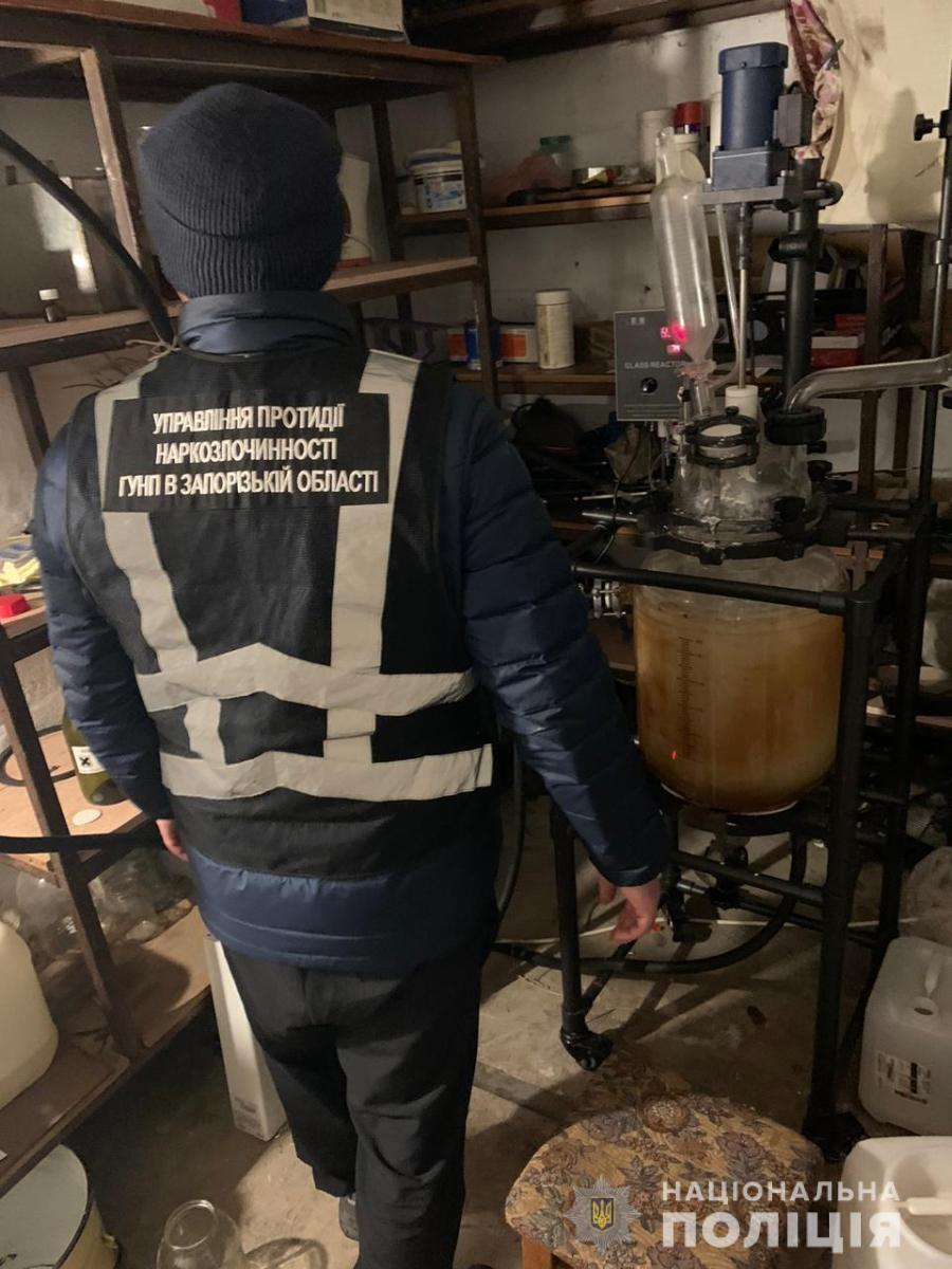 На Запоріжжі поліцейські припинили діяльність потужної нарколабораторії, в якій виготовляли метадон для збуту на території України